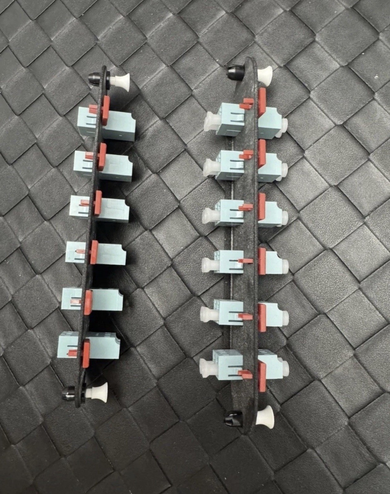 Corning CCH-CP12-E4 Patch Panel,6 LC Duplex 10Gig Aqua OM3/OM4 Adapters Open Box