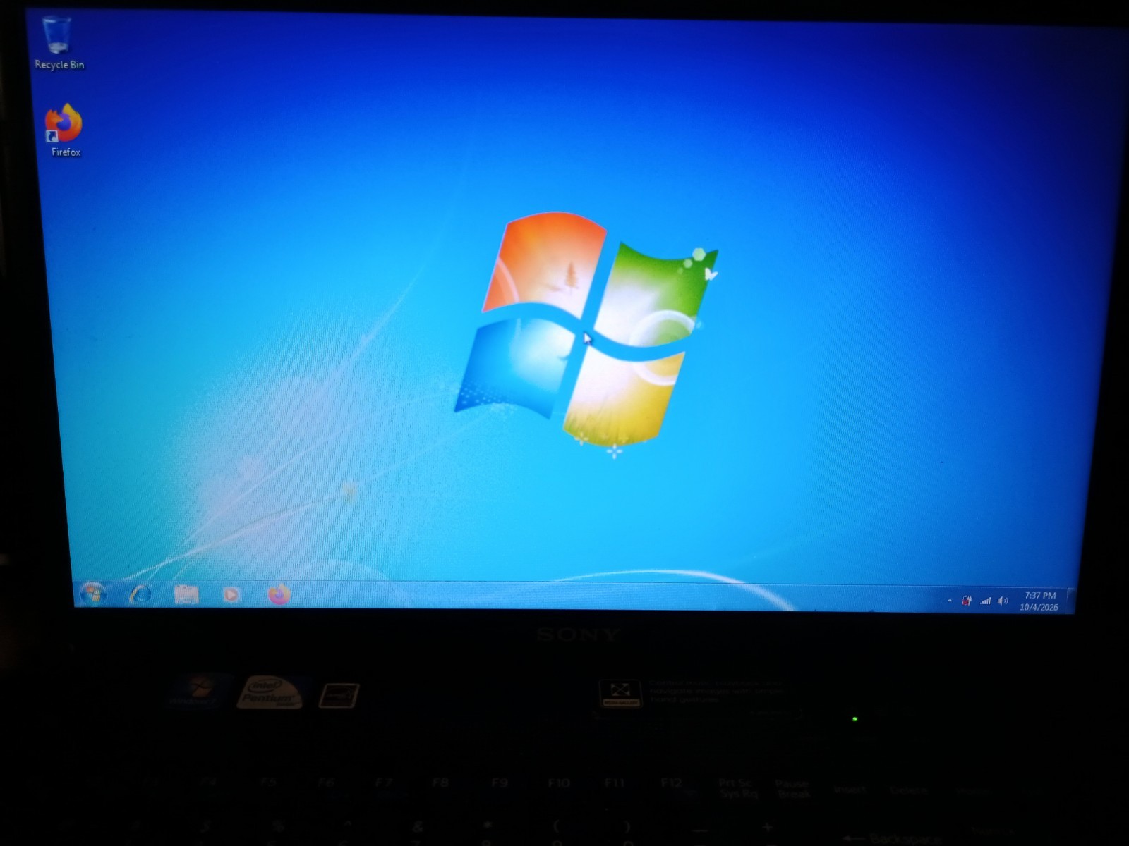 Sony VAIO Laptop Windows 7 Pro 4GB RAM 500GB HDD VPCEH11FX WORKS GREAT