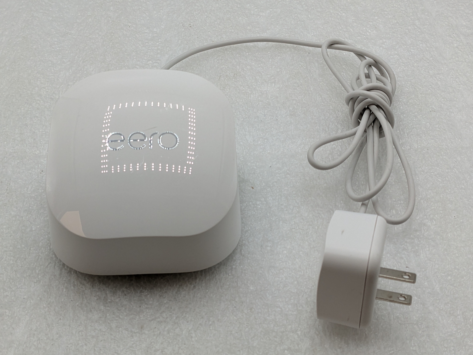 eero 6+ plus 1 pack 2402 Mbps 2 Port 574 Mbps Wireless Router - R010001 W/ AC