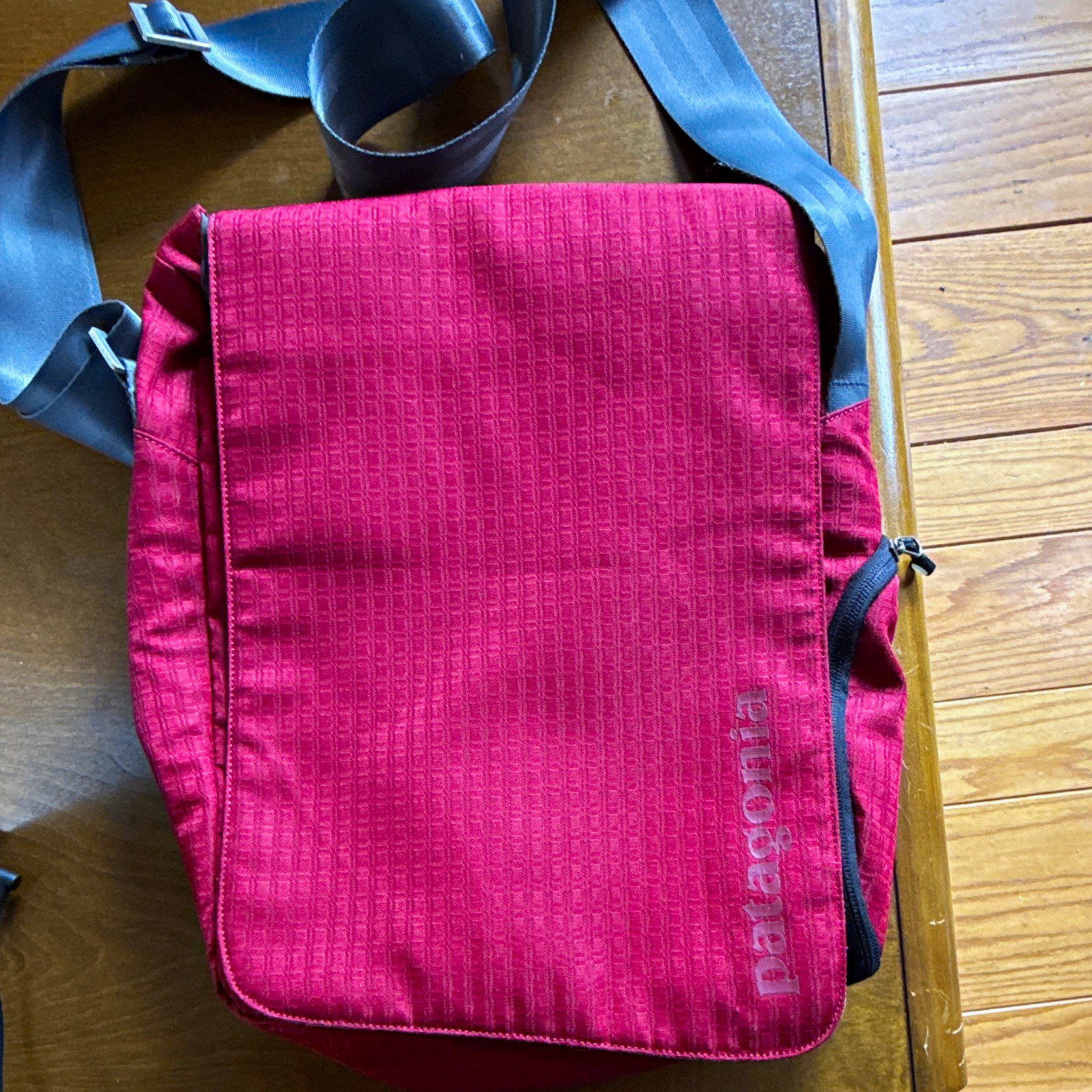 Patagonia Solid Red/Gray Messenger 15” Laptop Bag Padded Partitions.