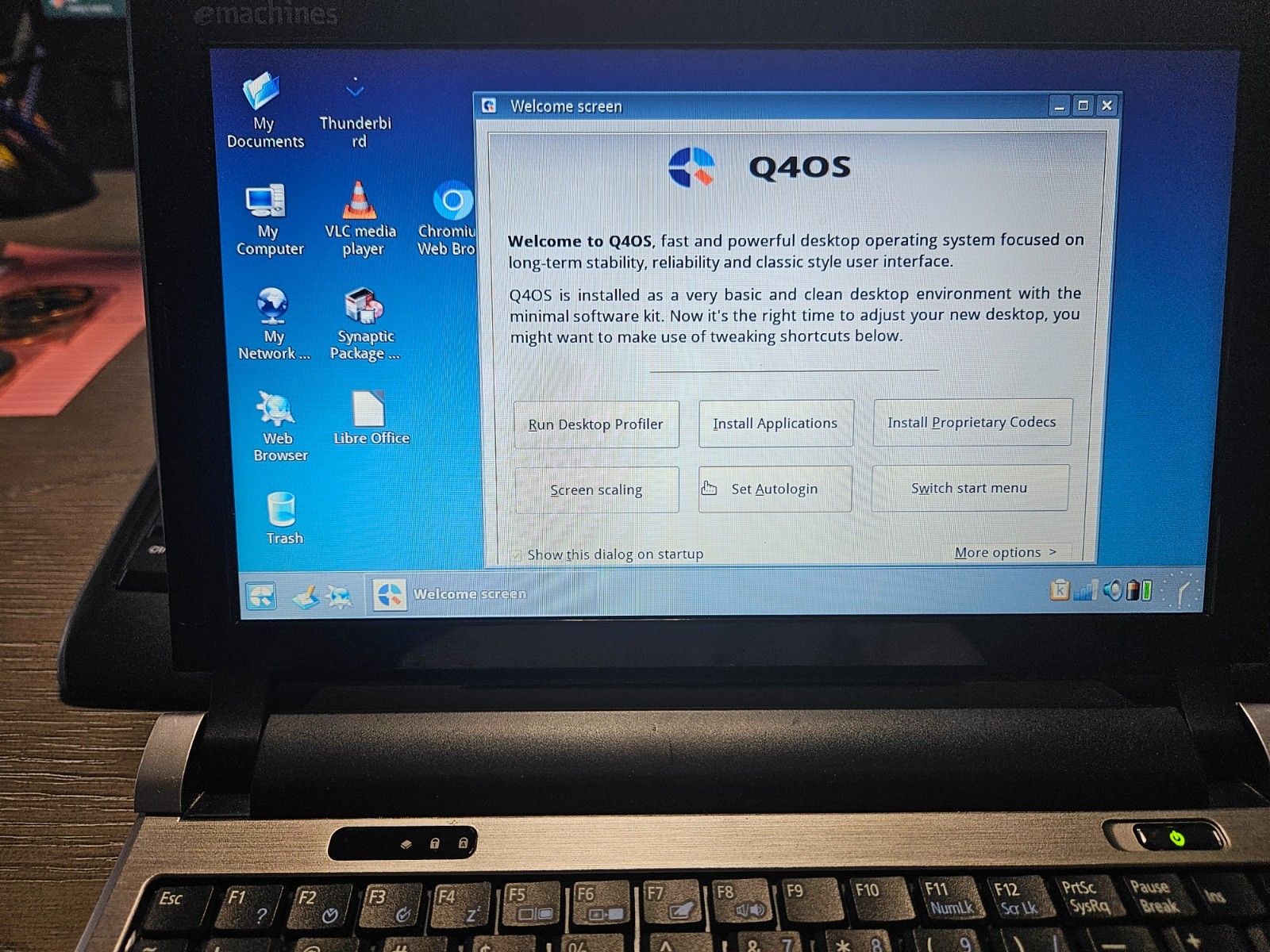 EMachines EM250 10.1" Laptop - 1GB RAM 250GB HDD + AC Adapter + 6 cell Battery