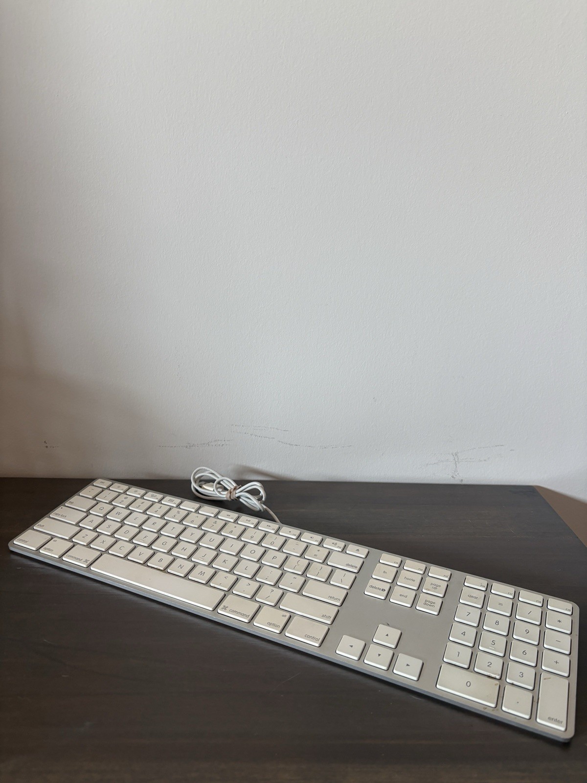 Genuine Apple A1243 Wired Mac Standard USB Keyboard w/ Numeric Keypad White