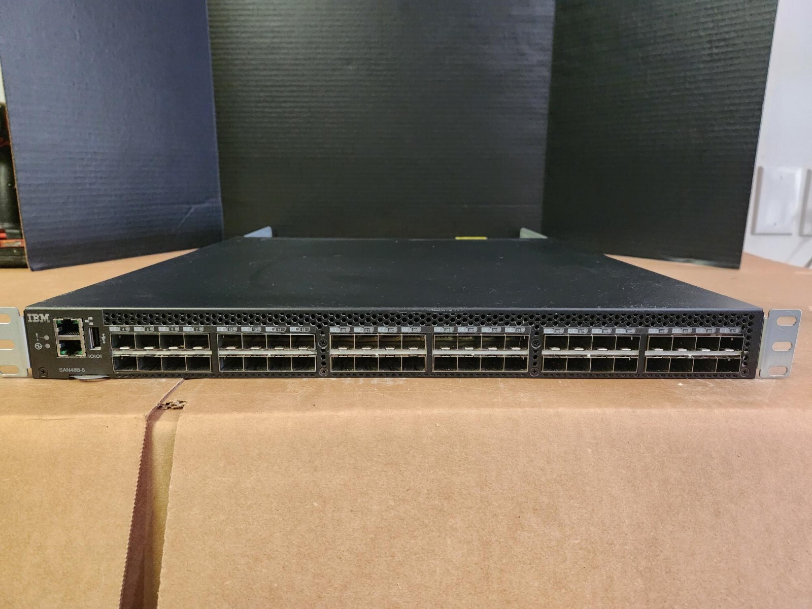 IBM Brocade SAN48B-5 2498-F48 48-Port 16GB FC switch 24 active Dual Power Rails