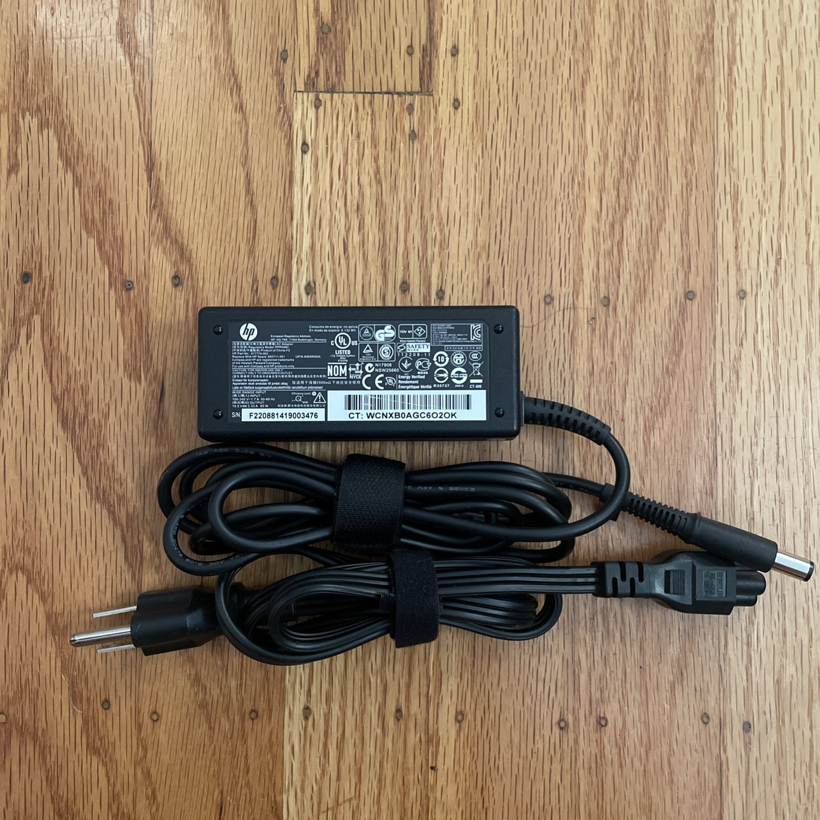 HP 677774-002 Genuine Original AC Power Adapter Laptop Charger