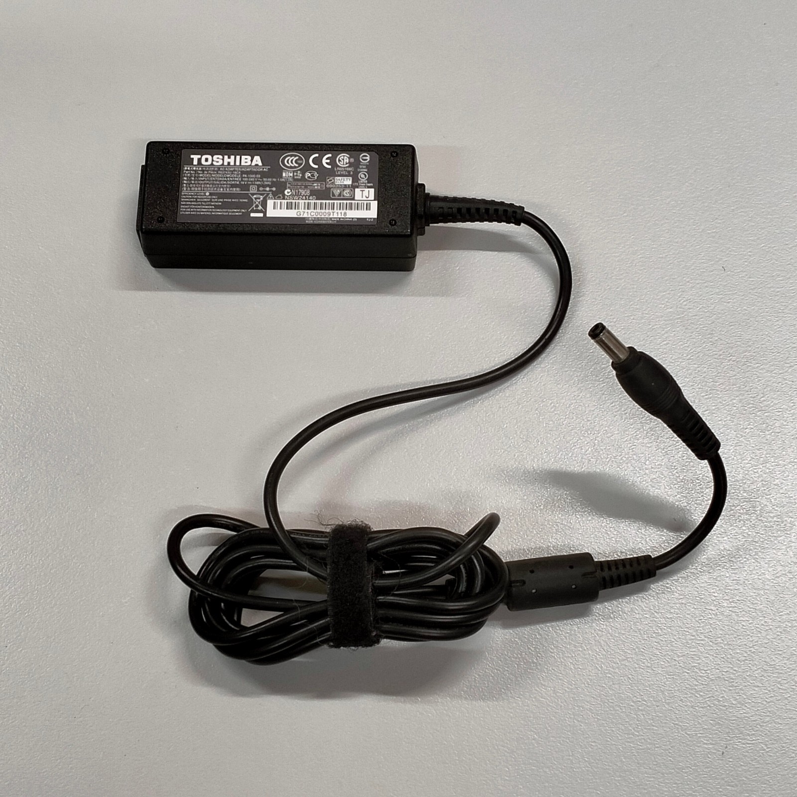 Genuine Toshiba 19V 1.58A 30W Laptop Power Adapter Tip 5.5 X 2.5mm PA3743U-1ACA