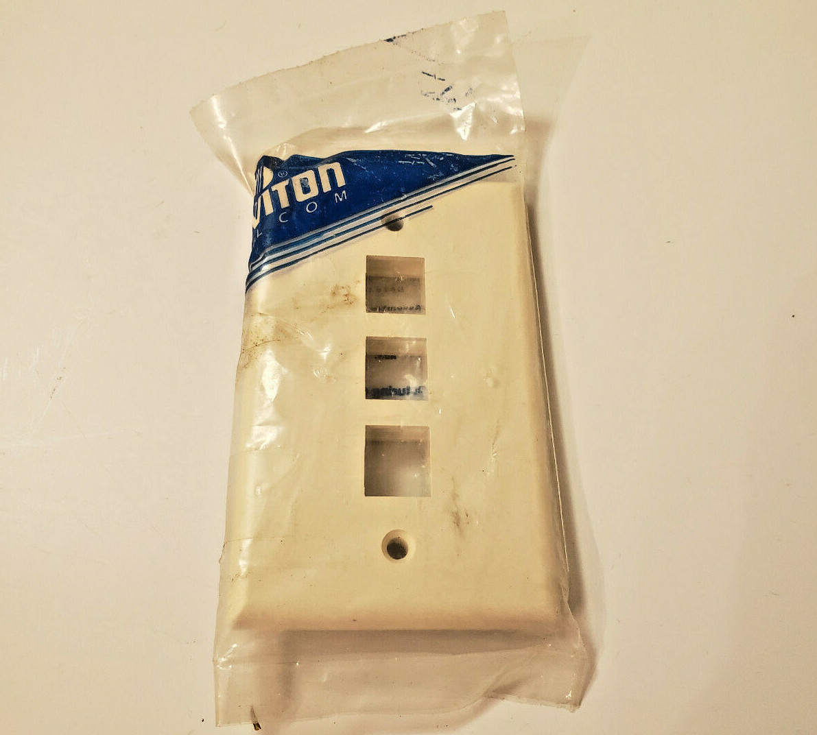 Leviton Single-Gange 3-Port Quickport White Wall Plate