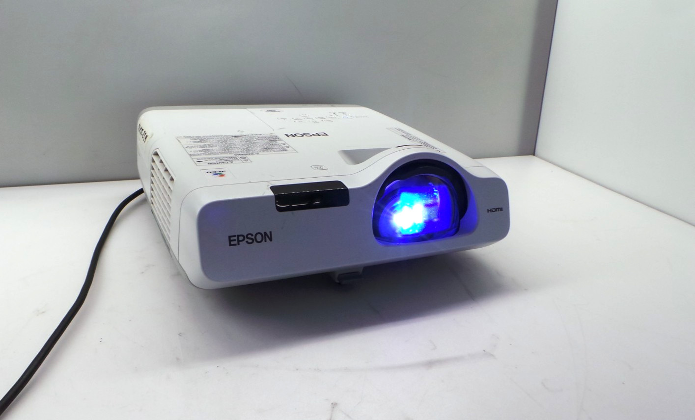 Epson PowerLite 530 3LCD Projector 3200 Lumens [Lamp Hrs: 3015 H] - NO Remote