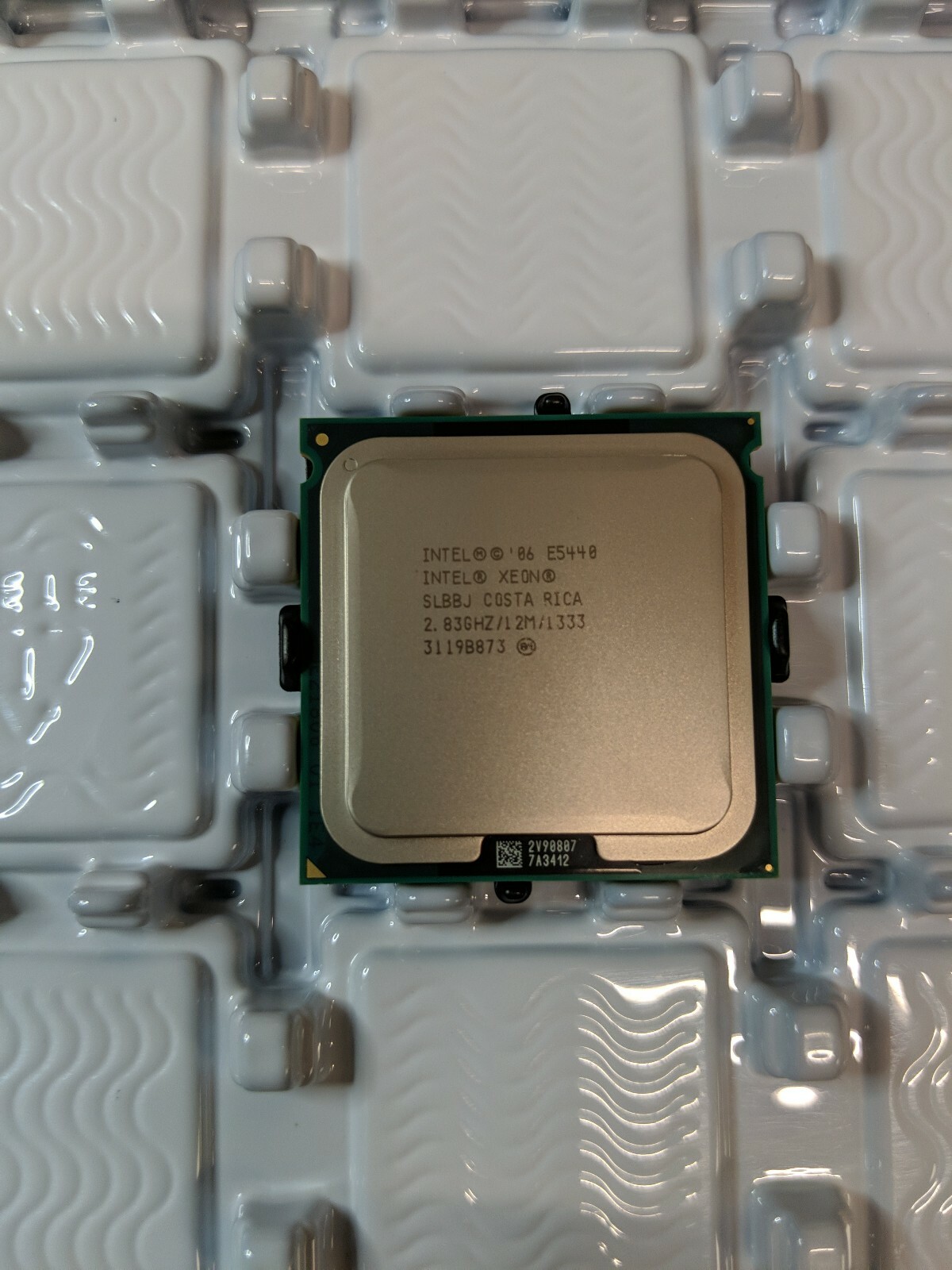 Intel Xeon E5440 SLBBJ  AT80574KJ073N New