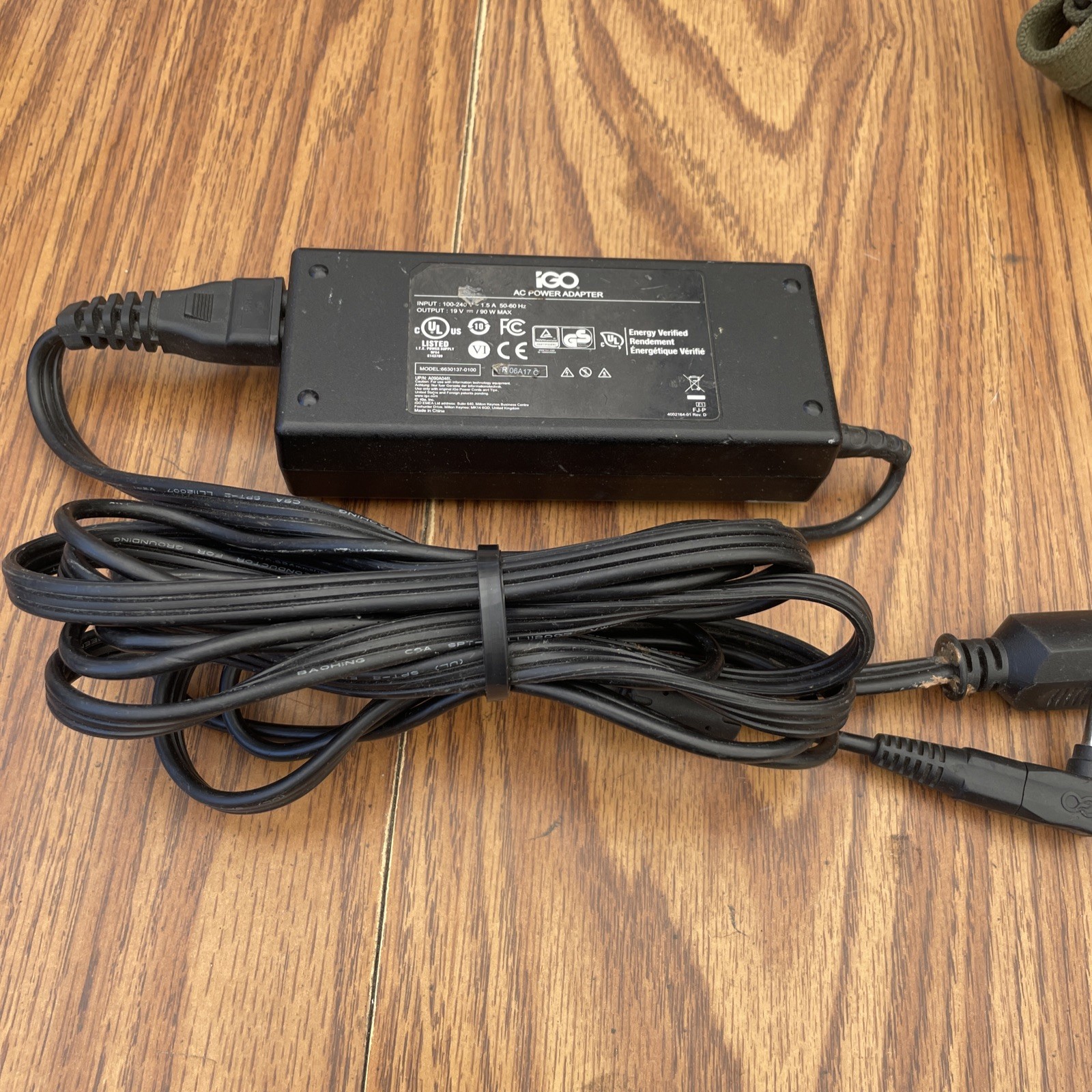 OEM - iGo AC Power Adapter 6630137-0100 19V 90W MAX / Free Fast Shipping.
