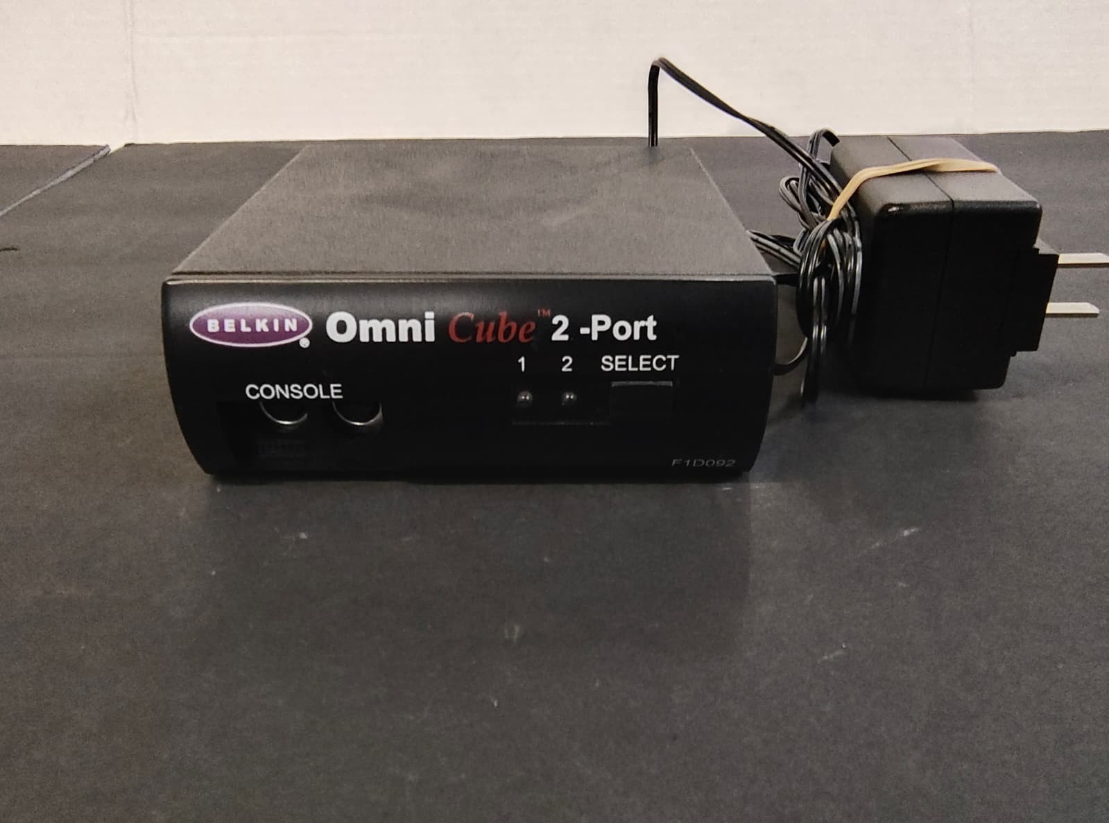 Belkin Omni Cube 2-Port KVM Switch F1D092 VGA PS/2 (9A/B1) A