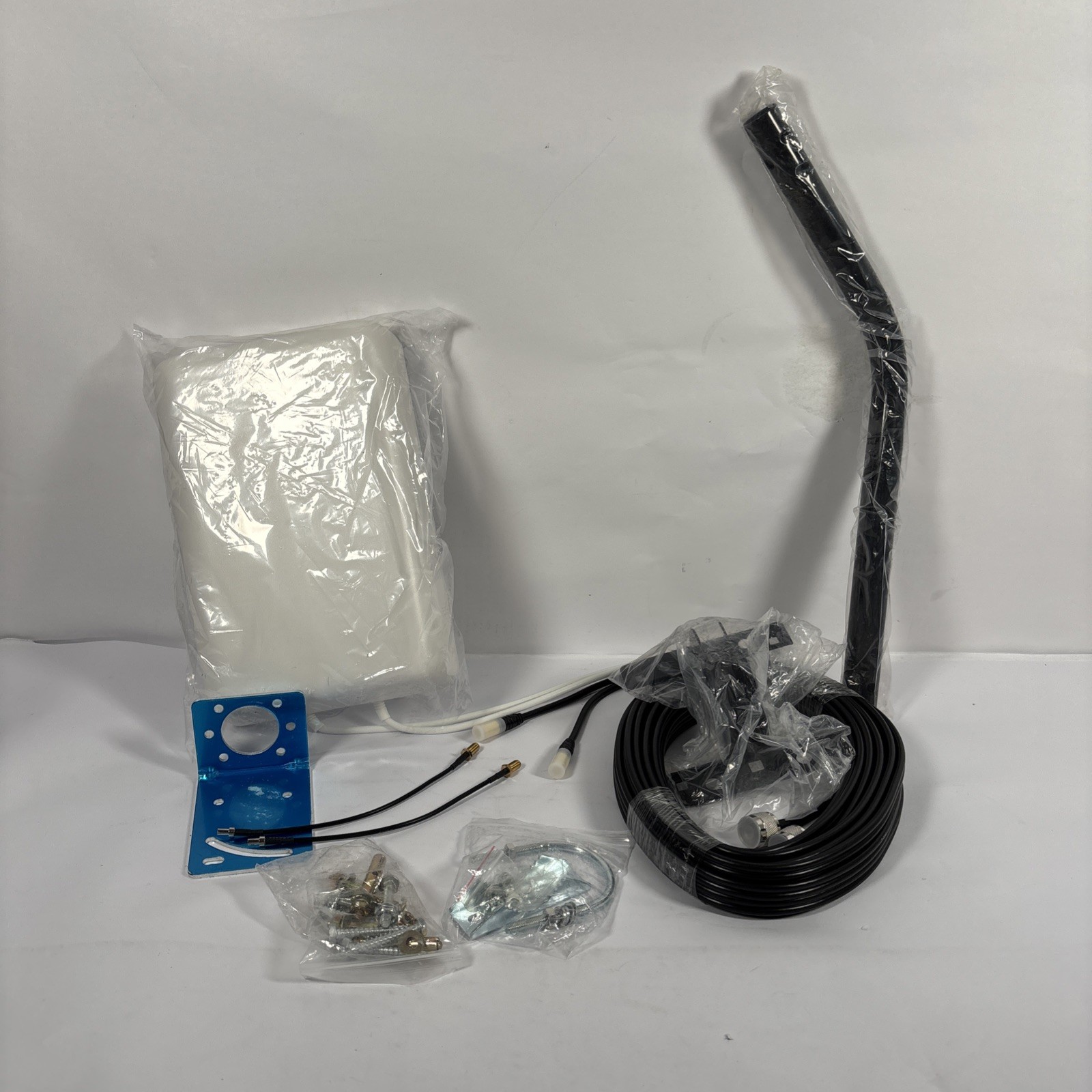 2x2 Mimo Outdoor Directional Panel Antenna 698-2700MHz, 14dBi 4G