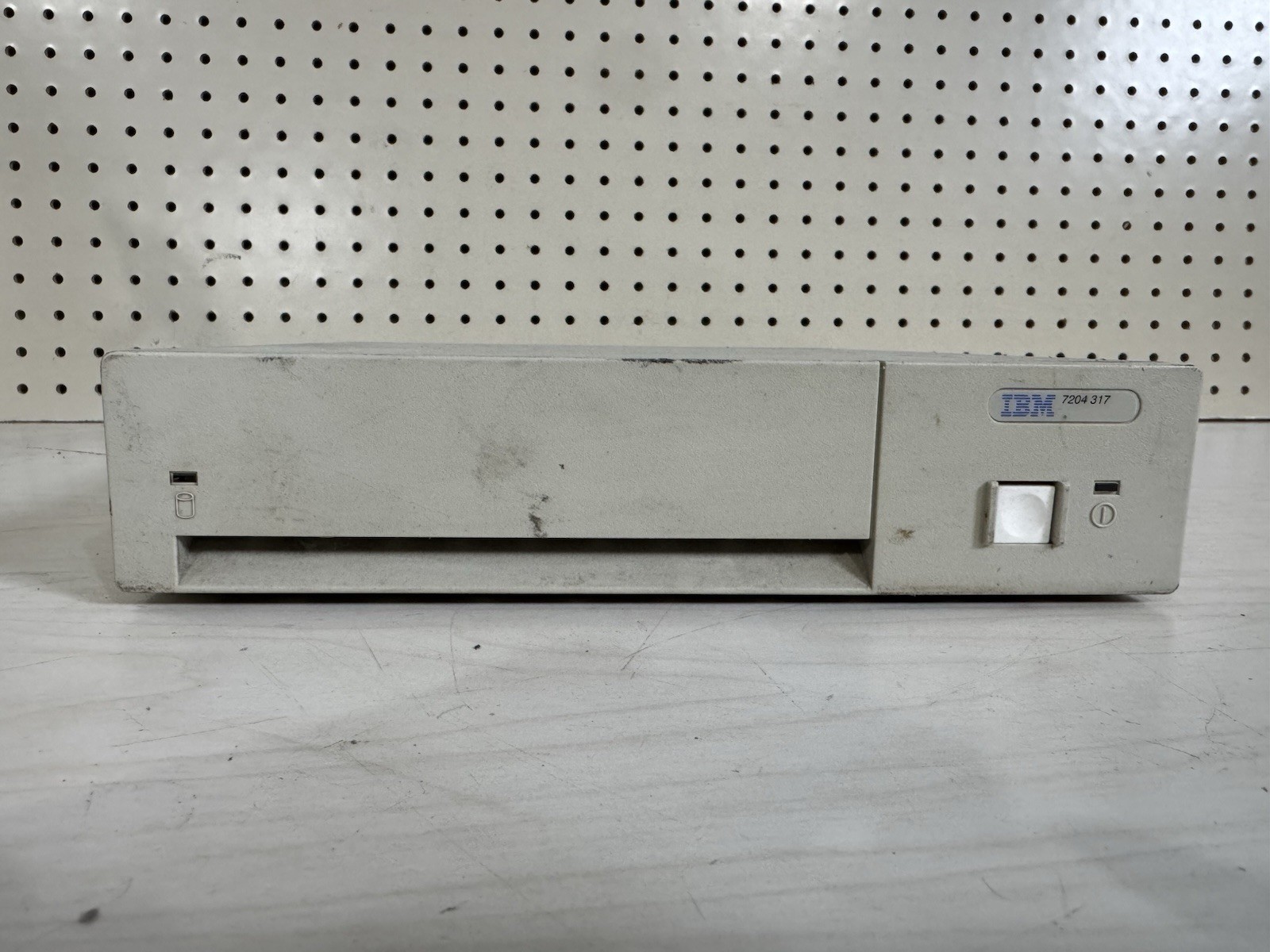IBM 7204-317 2.2GB External Disk Drive SCSI-2 F/W Differential 7200 RPM RS6000