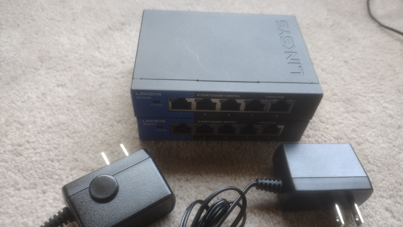 2x Linksys - 5-Port Gigabit Ethernet Switch - Black/Blue  SE3005 