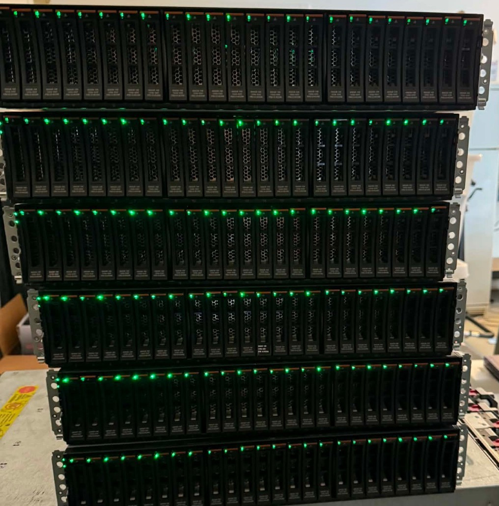 [LOT 6] IBM Storwize V5000 G2 2078-24F 24x 900GB 10K Expansion Array 2x Controll