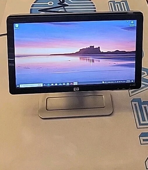 HP W1858 18.5" 1366x768 VGA DVI Built-in Speakers LCD Monitor w/ Stand & Cords