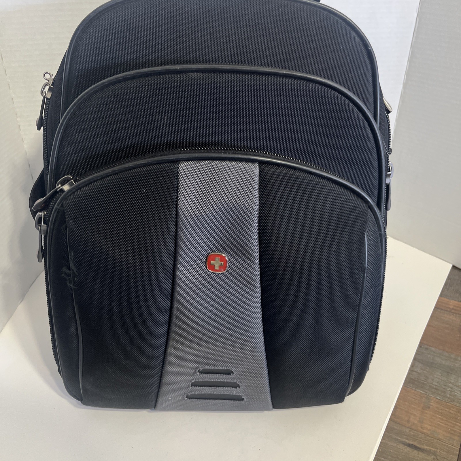 WENGER: Backpack/Laptop (Maker of Swiss Army Knife) - 20 Compartments - NICE
