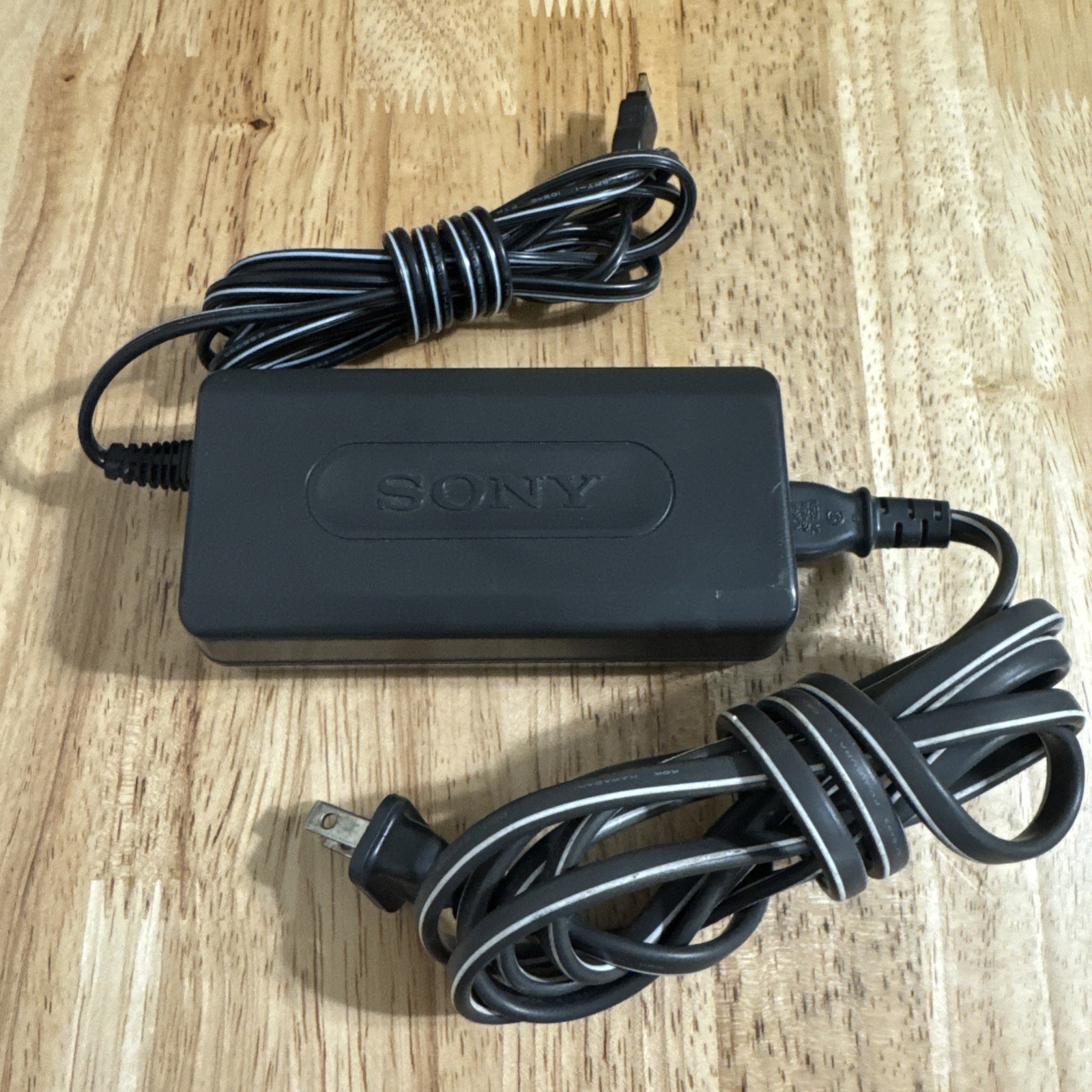 Sony Model AC-L10B Output 8.4V 1.5A AC Power Supply AC Adapter FREE S/H