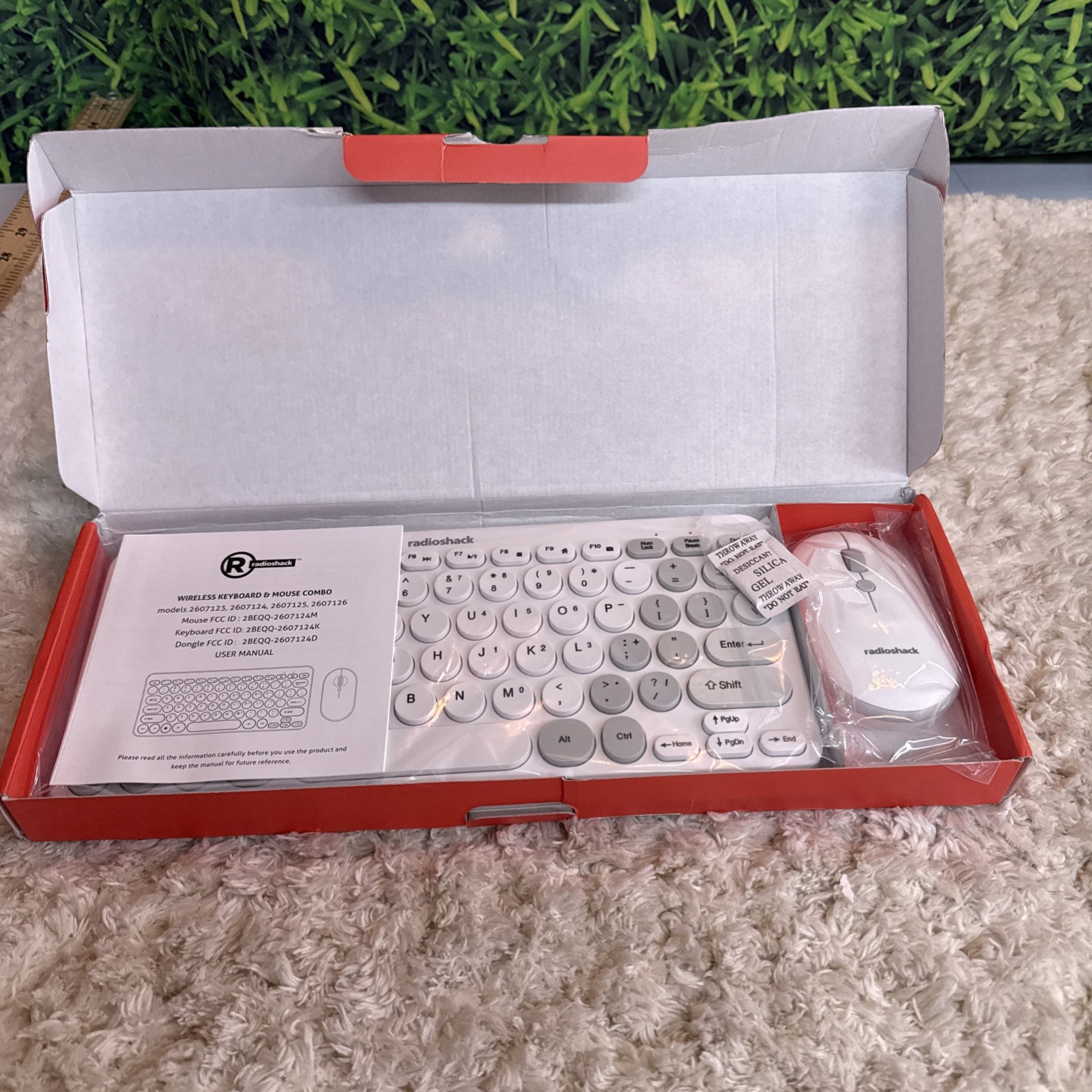 RadioShack Wireless Keyboard & Mouse Combo New White Universal Comparability
