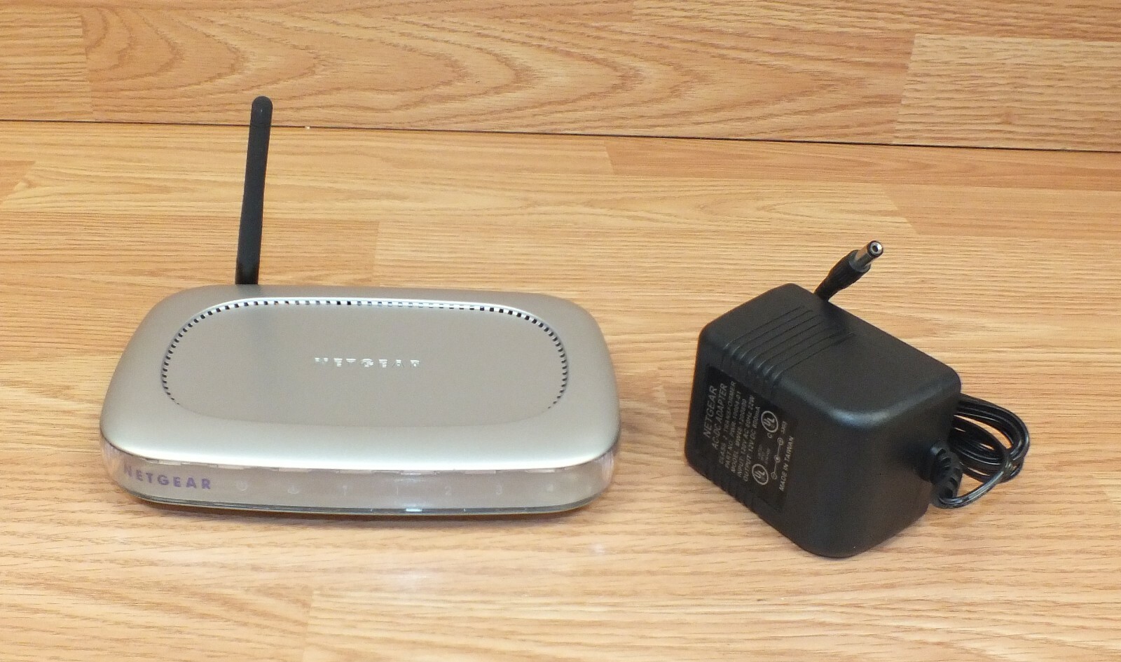 NetGear 11 Mbps 1-Port 10/100 Wireless B 4 Port Router (MR814 Version 2) Bundle