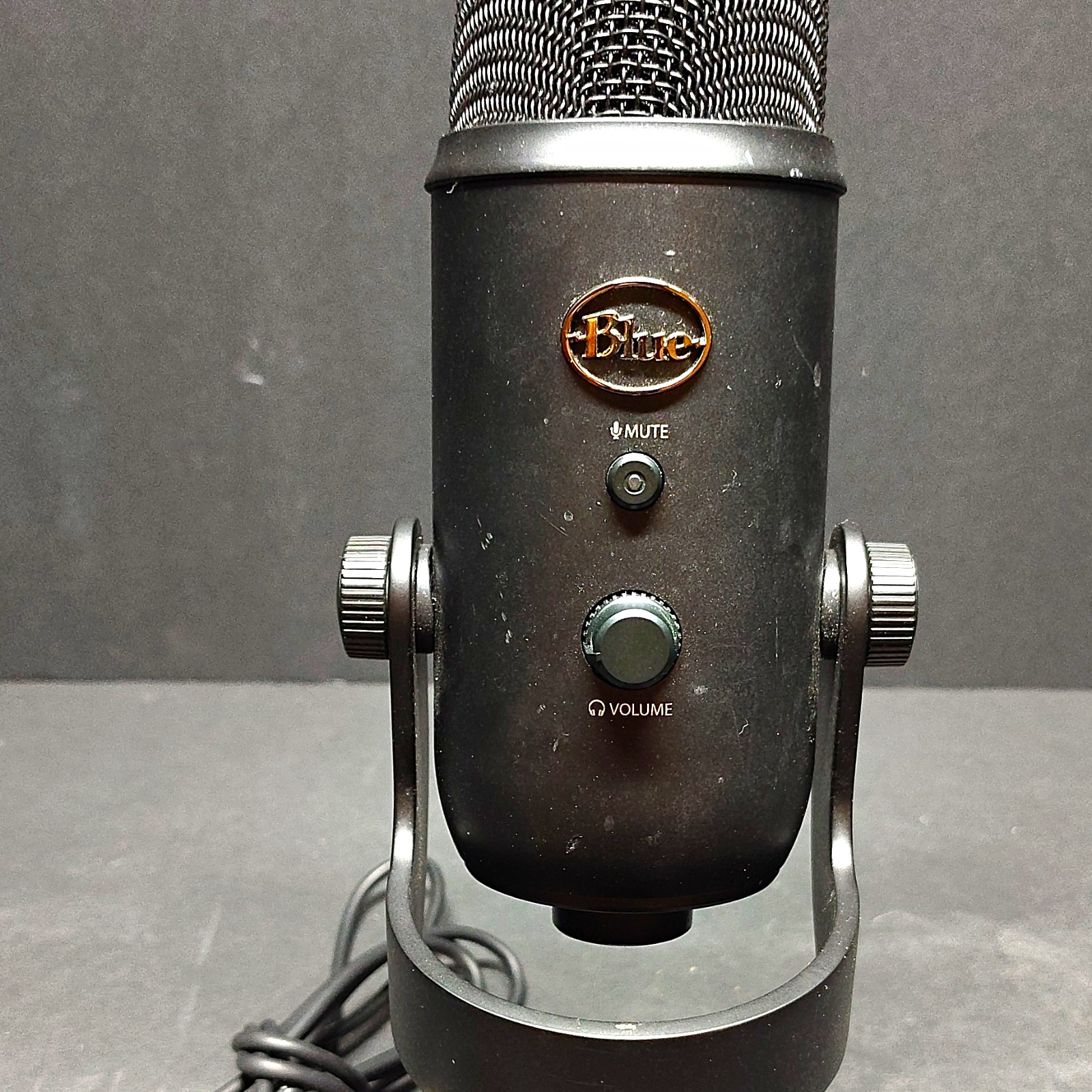 Blue Yeti USB Microphone Black Freestanding Stand Mute Gain Multi-Pattern