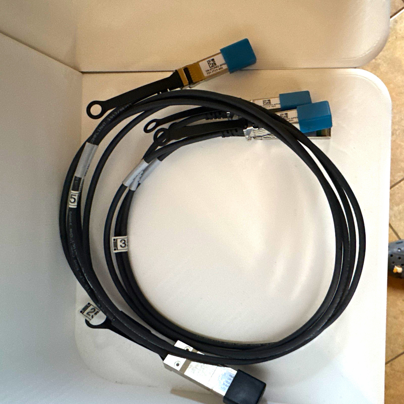 Dell DAC-QSFP-4SFP-10G-1M 40GbE QSFP+ to 4x 10GbE SFP+ Breakout Cable