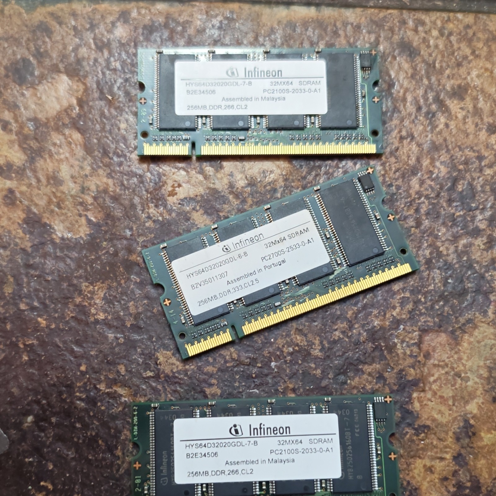 Infineon 768MB (3x256MB) DDR SO-DIMM 200-Pin PC2100/PC2700 CL2/2.5