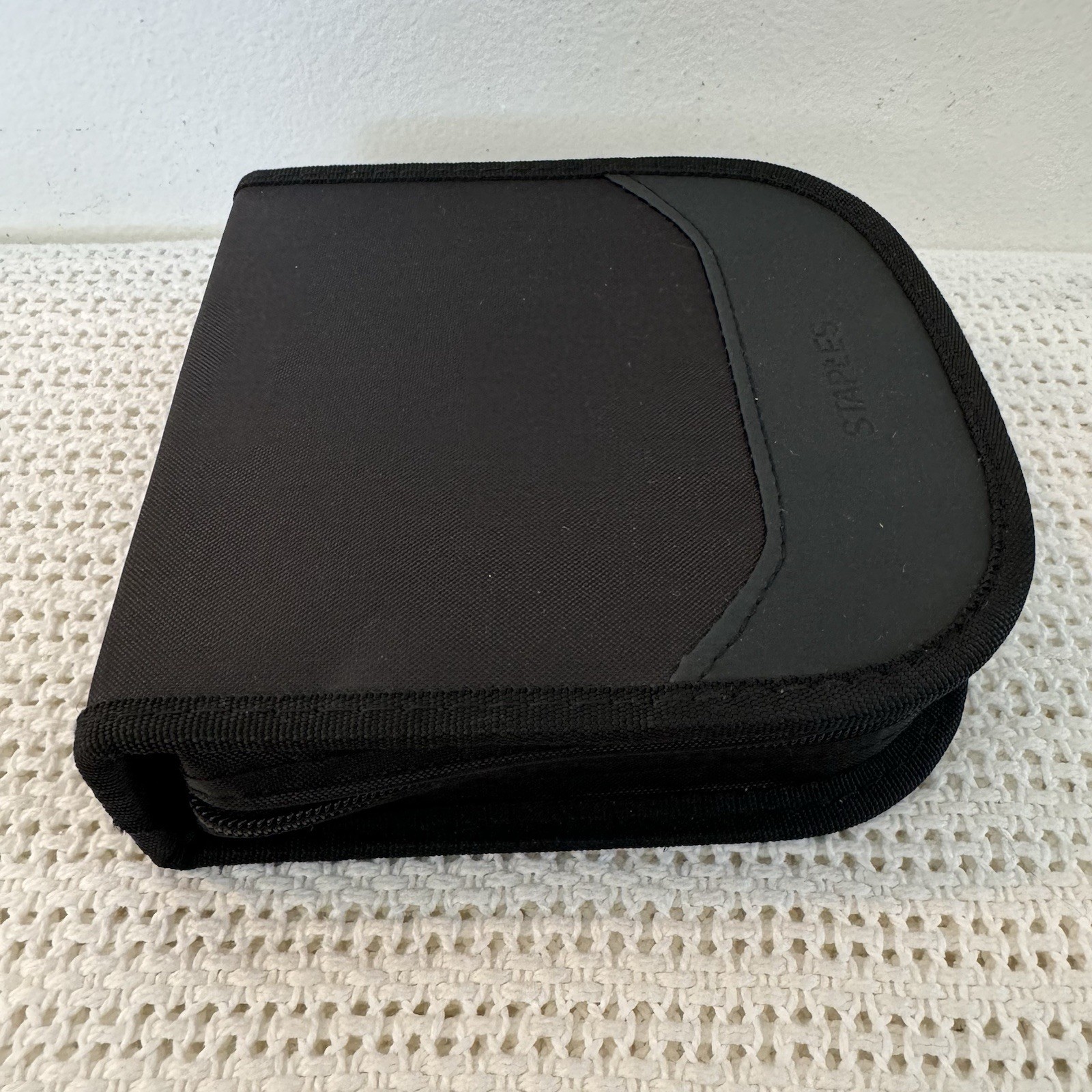 Staples Black CD/DVD storage Case Zipper Black Holds 32 Discs