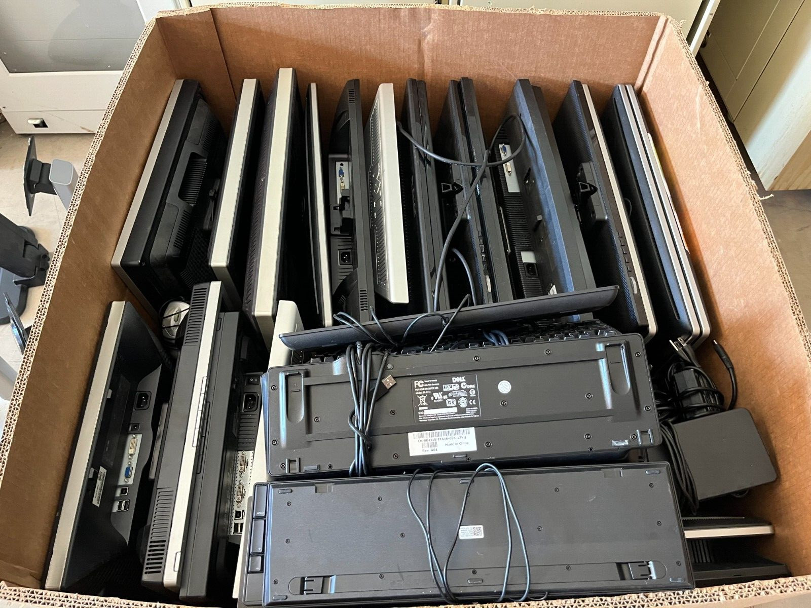 LOT OF MISC COMPUTER MONITORS & KEYBOARDS  RGB / USB / VGA PORTS