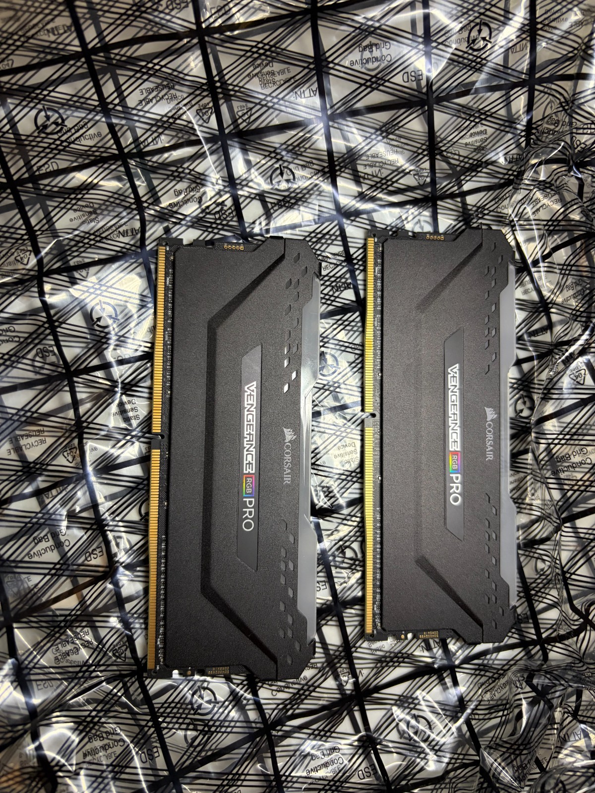 CORSAIR - Vengeance RGB PRO 32GB (2PK x 16GB) 3200MHz DDR4 (CMW32GX4M2C3200C16)