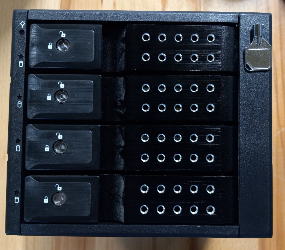 iStarUSA 4-Bay Trayless BPN-DE340SS-BLACK