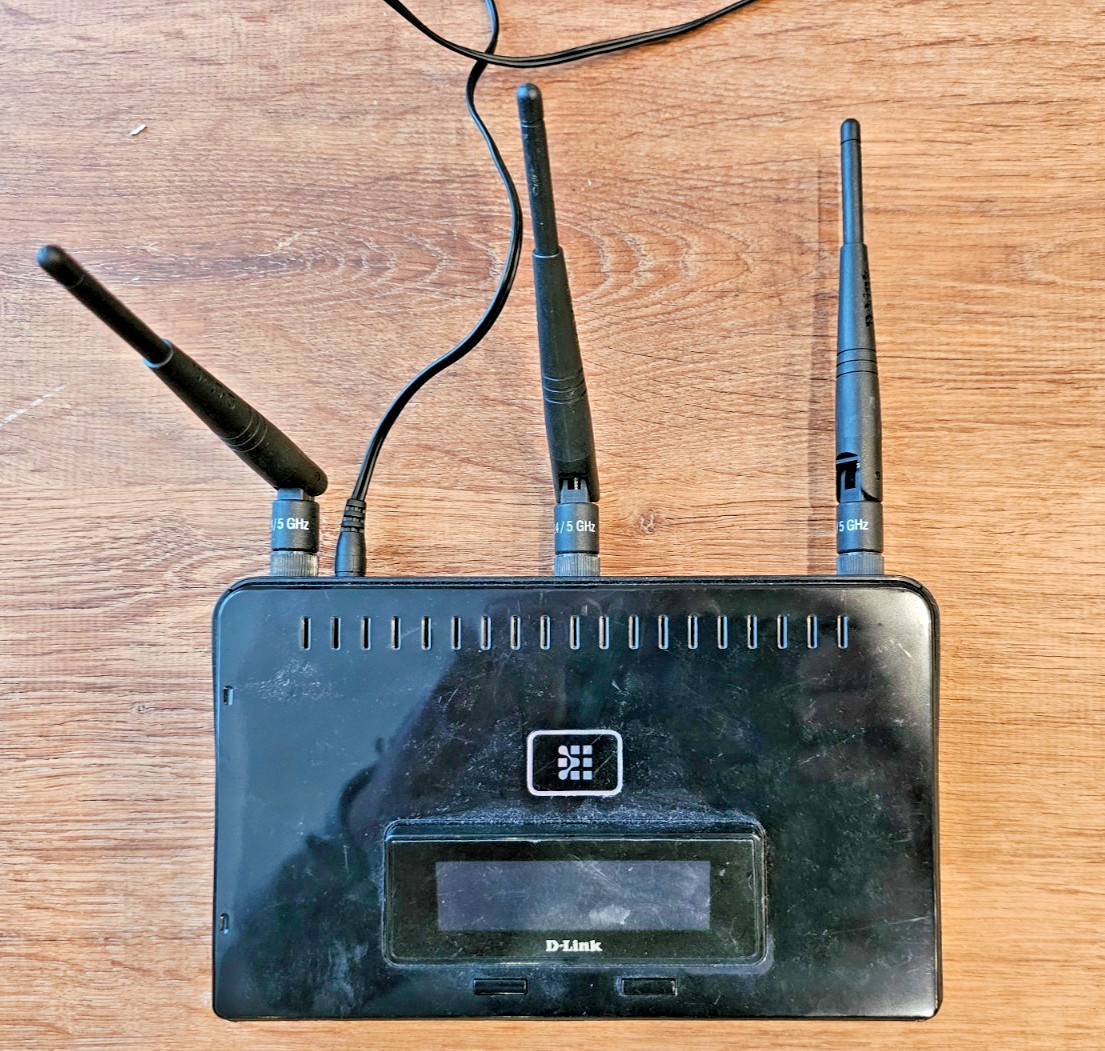 D-Link GamerLounge DGL-4500 54 4-Port 10/100 Gaming Router Wi-Fi Wireless I33