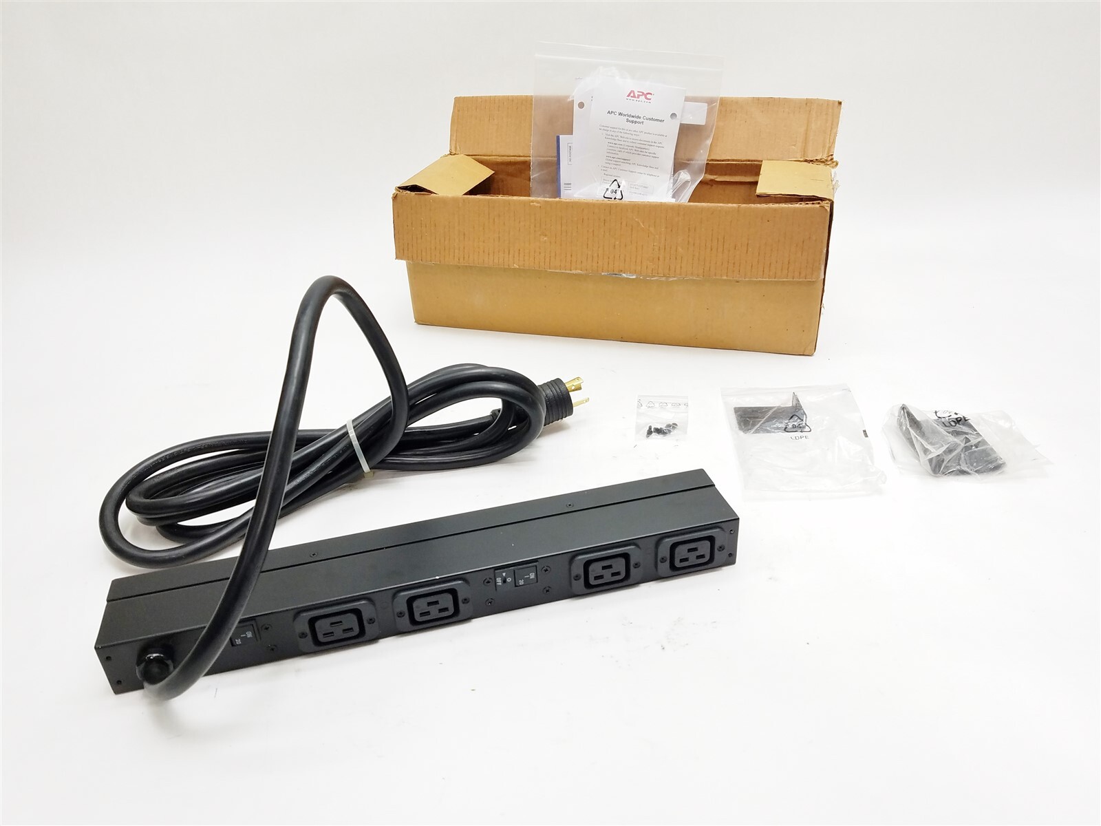 APC AP9570 4-C19 Outlet 208VAC 24A 50/60Hz Rack Mount PDU Basic NEMA L6-30P NEW