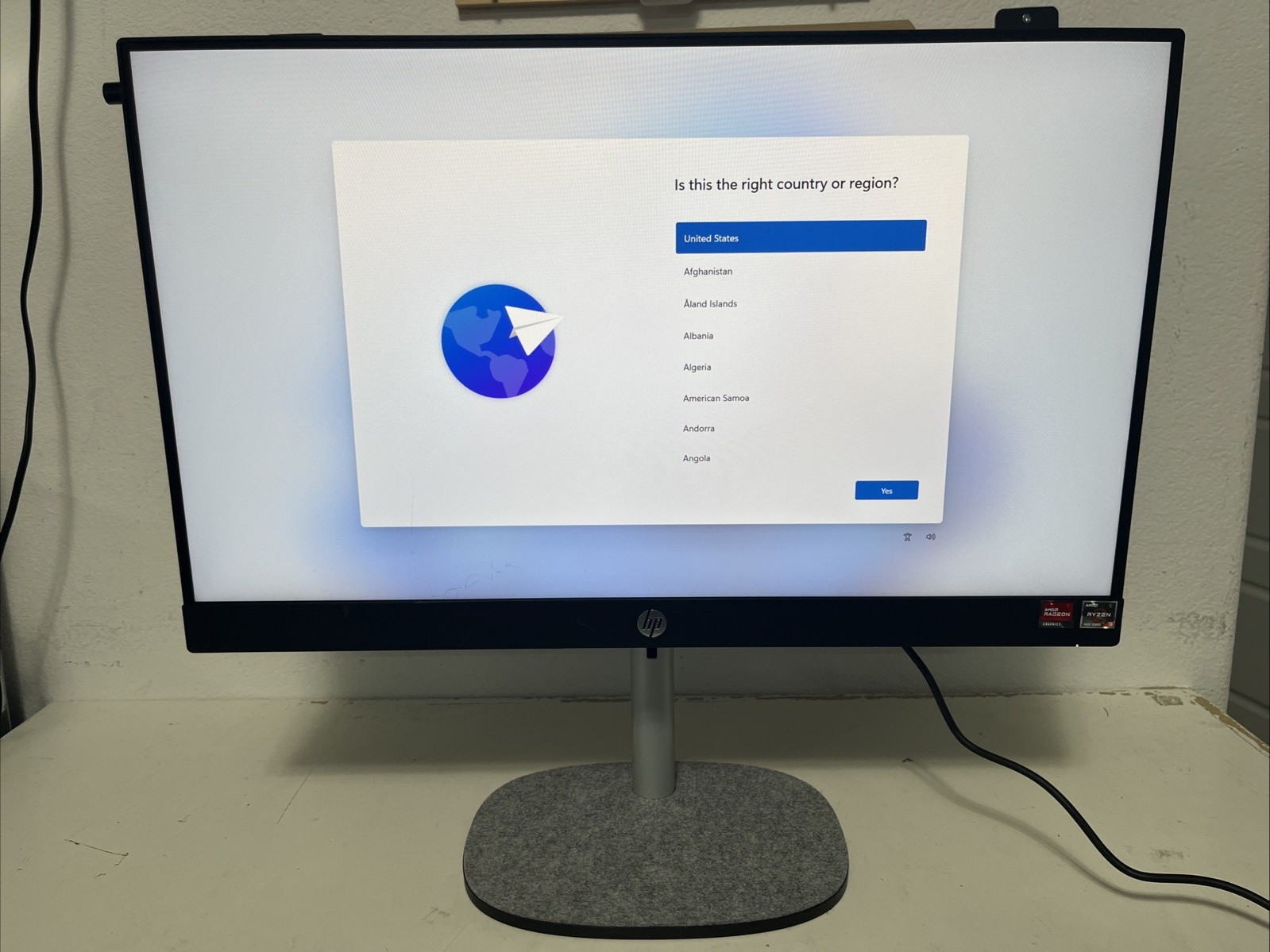 HP All-in-One 24-CR0114 24" Ryzen 3 7320U 2.40GHz 8GB RAM 512GB SSD (READ)