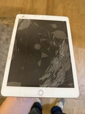 iPad 5th Gen 32gb WiFi Cracked Screen A1822 Some Scratching But Works picture