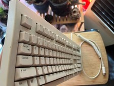 Vintage BTC 5140M PS2 5-Pin DIN Mechanical Keyboard FCC: E5XK8M104M10U picture