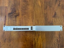 UniFi Ubiquiti  Switch 8 150W (US-8-150W) – PoE Switch + 19” Rack Adapter picture